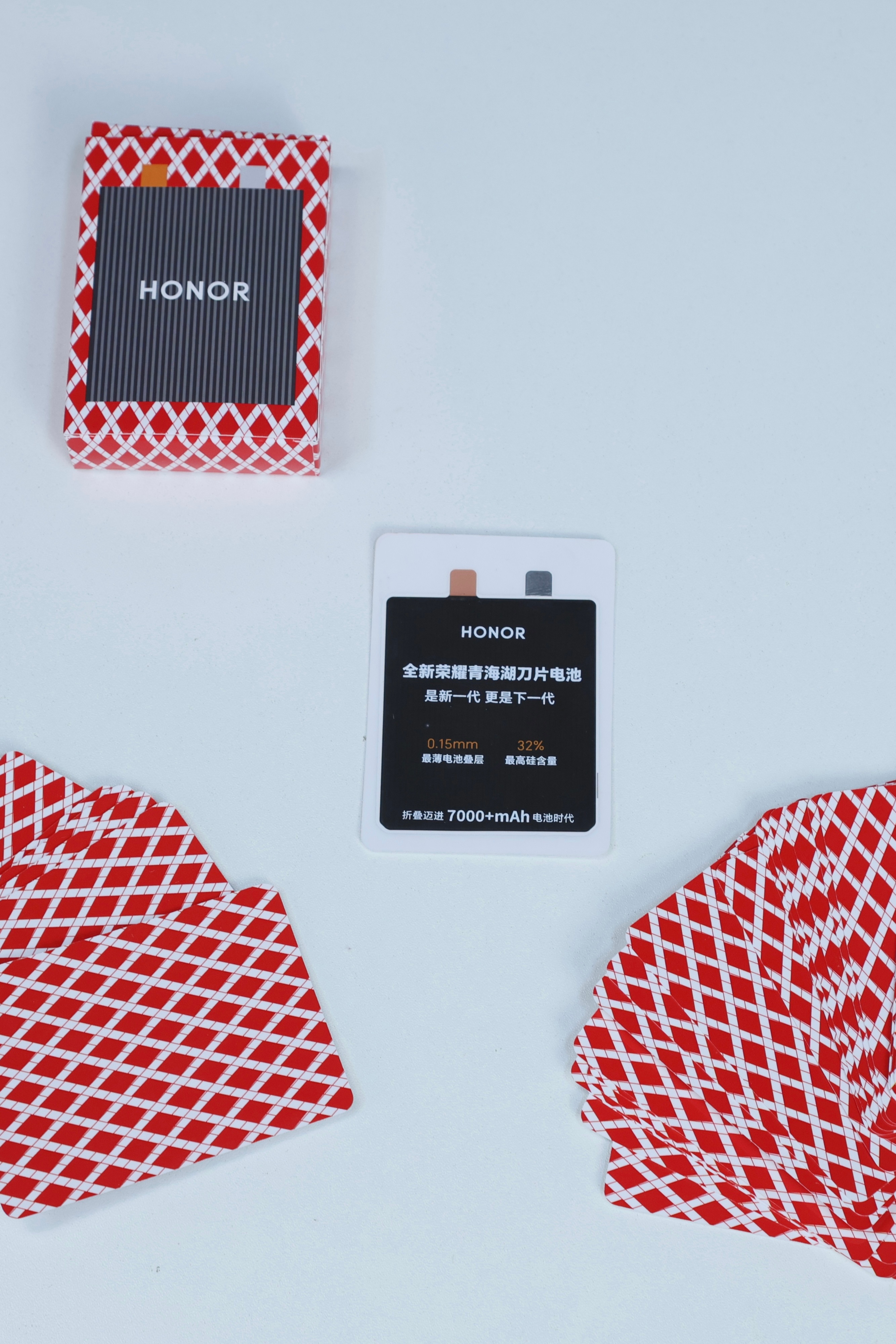 谁能想到，我收到的第一张“王牌”，是荣耀给的邀请函。折叠屏迈进7000mAh大电