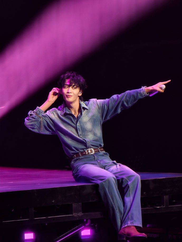 王赫野就这么从披哥扭到演唱会 谁能想到王赫野把披哥名场面带到演唱会！佛山站表演《