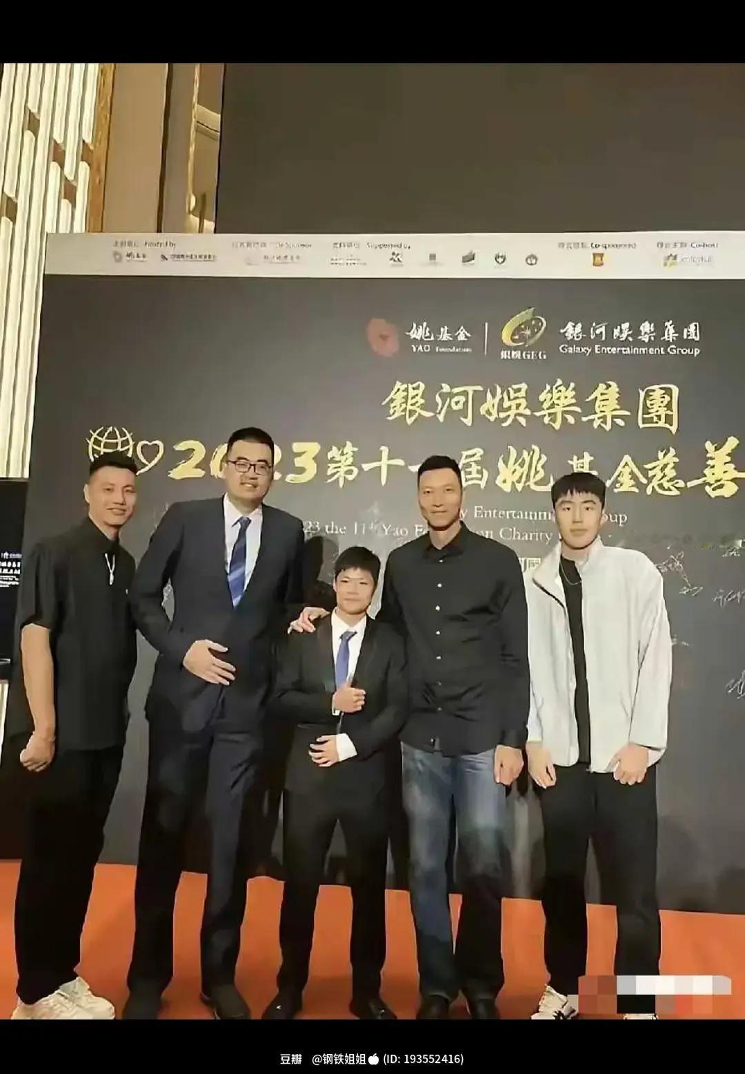几位名人站成一排的合影 