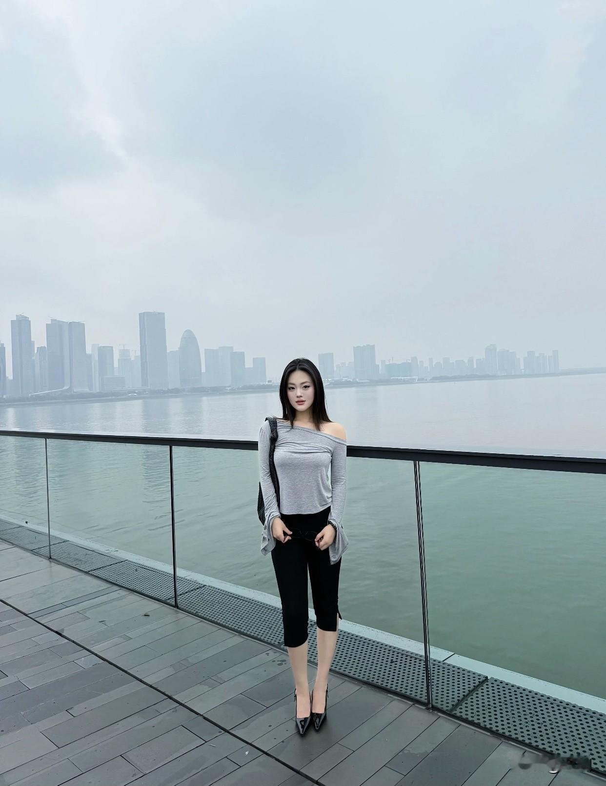拍人像照片,怎么摆姿?在有光影的门框前，身体侧对镜头，一手扶门框，一手下垂，外套
