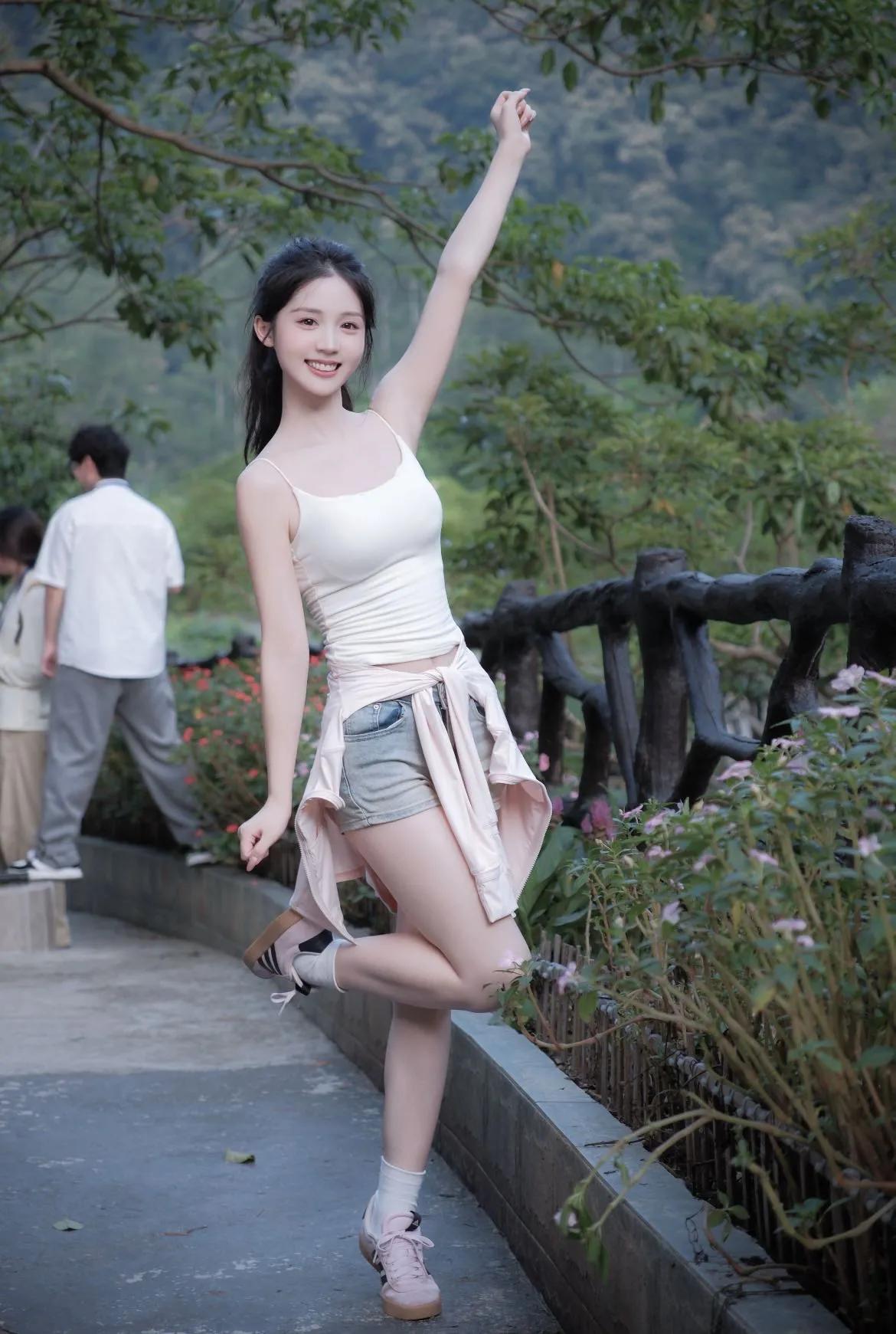 纯天然美女长啥样子七个魅力的瞬间分享您的街拍照 看过哪些惊艳时光的美女？