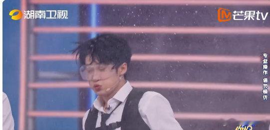 舞台造型每次都很惊艳，白色衬衫黑领带的禁欲系造型，白色浴袍的纯欲风造型，都能完美