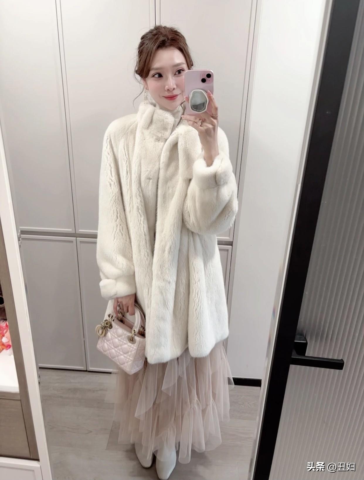 独立且神秘也很关键。有自己的社交、爱好和事业，不过度依赖，就像一本永远翻不完的书