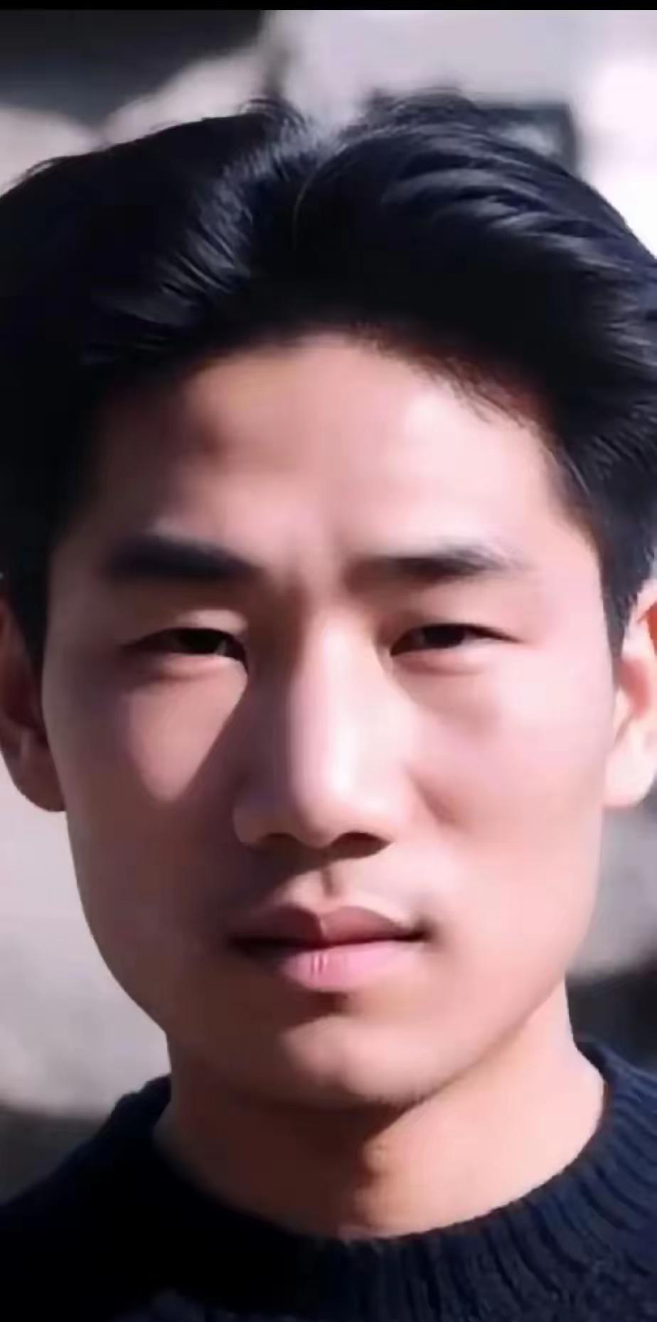 这是毛岸英穿着毛衣的真实样貌，都看看吧，他是毛主席和杨开慧的长子，牺牲时年仅28