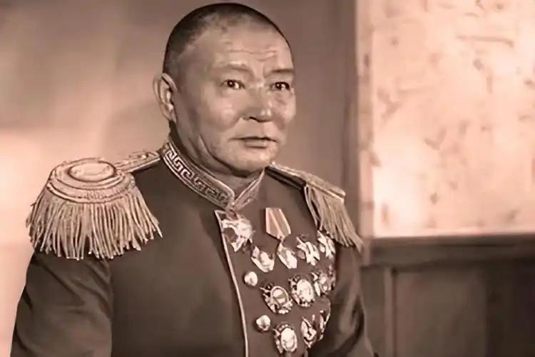 看清这个胸前挂满勋章的人，他是中华民族的罪人。他和外部势力联手，把中国的领土从地