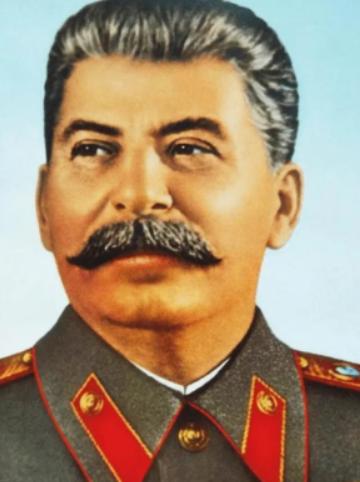 1961年，斯大林坟墓被挖开，军官们将其从水晶棺中抬了出来，迅速剥去他军服上的金