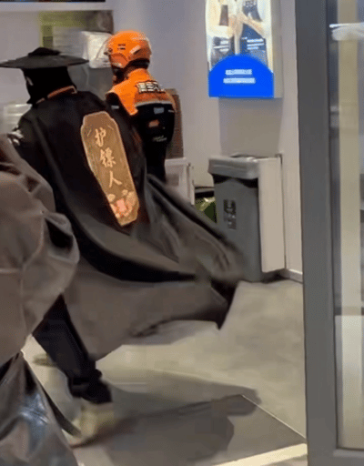 杭州街头偶遇镖人杭州街头惊现镖人小队谁在杭州街头偶遇镖人了！一队镖人帅气出街，步