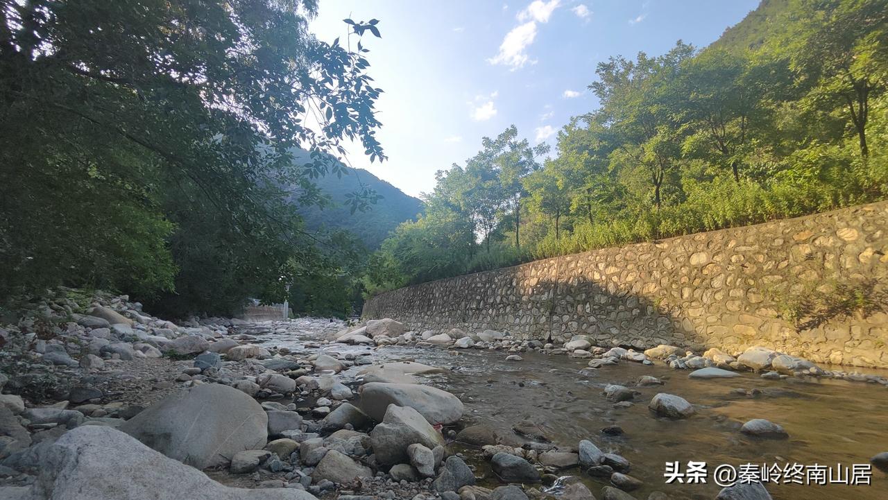 西安最近太热了，去终南山一位师兄的院子避暑玩水，这里车就可以开到门口，旁边就是河