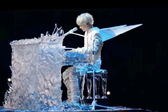 薛之谦360度贴脸开唱薛之谦一场换了多少个交通工具 威亚划过夜空是流星，传送带载