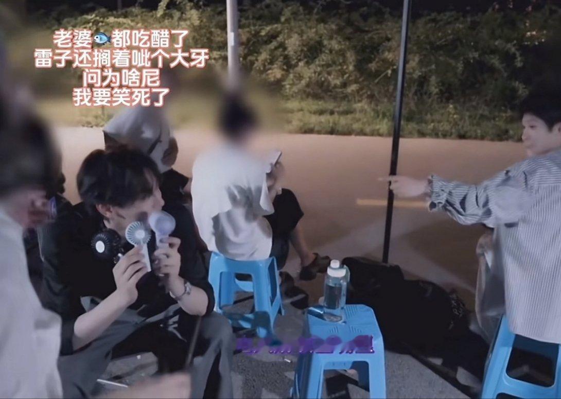 见证新梗诞生哈哈哈哈。。。。高情商：电风扇该塞嘴里低情商：欠扇我选择这个作为这个