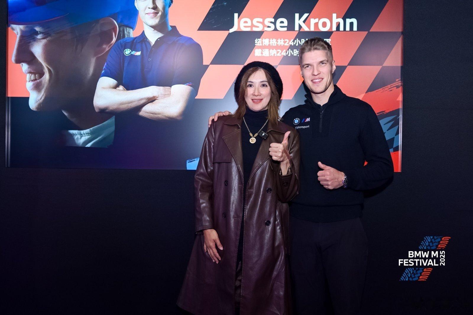 开了一天赛车，累迷糊了。下了飞机就急着打车回家，突然想起来托运的行李没拿。[笑c