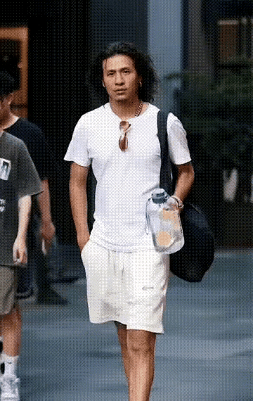 他是本山传媒的第二有钱人！这气势和当年的齐秦有一拼[捂脸][捂脸]