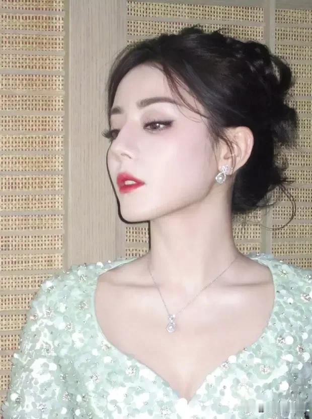 迪丽热巴的这组活动随拍简直惊艳无比！浅绿色长裙一经上身，她的美便达到了一个新的境