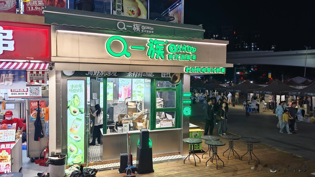 唉，南沙万达又多一位伤心的老板离场，Q 一族还是没等来接手的，已经开始搬东西离场