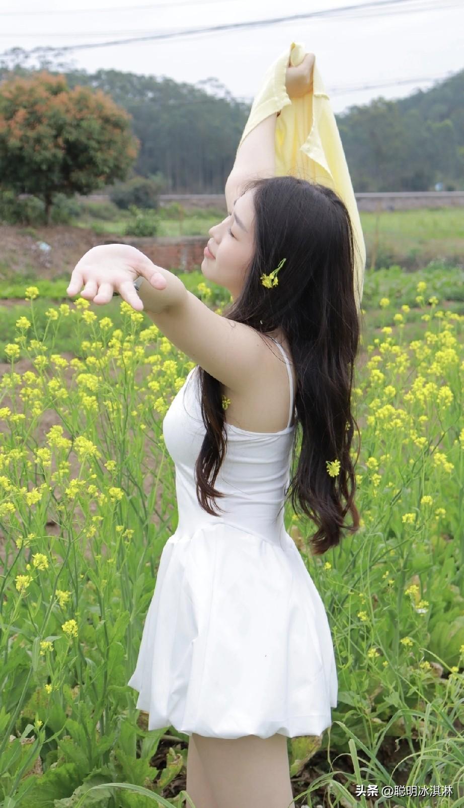 少女在花田中轻舞，感受自然的美好与宁静。