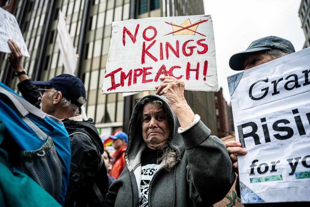 特朗普为保选票不择手段，逼美巨头签不平等协议，中企成大赢家

咱们普通人过日子，