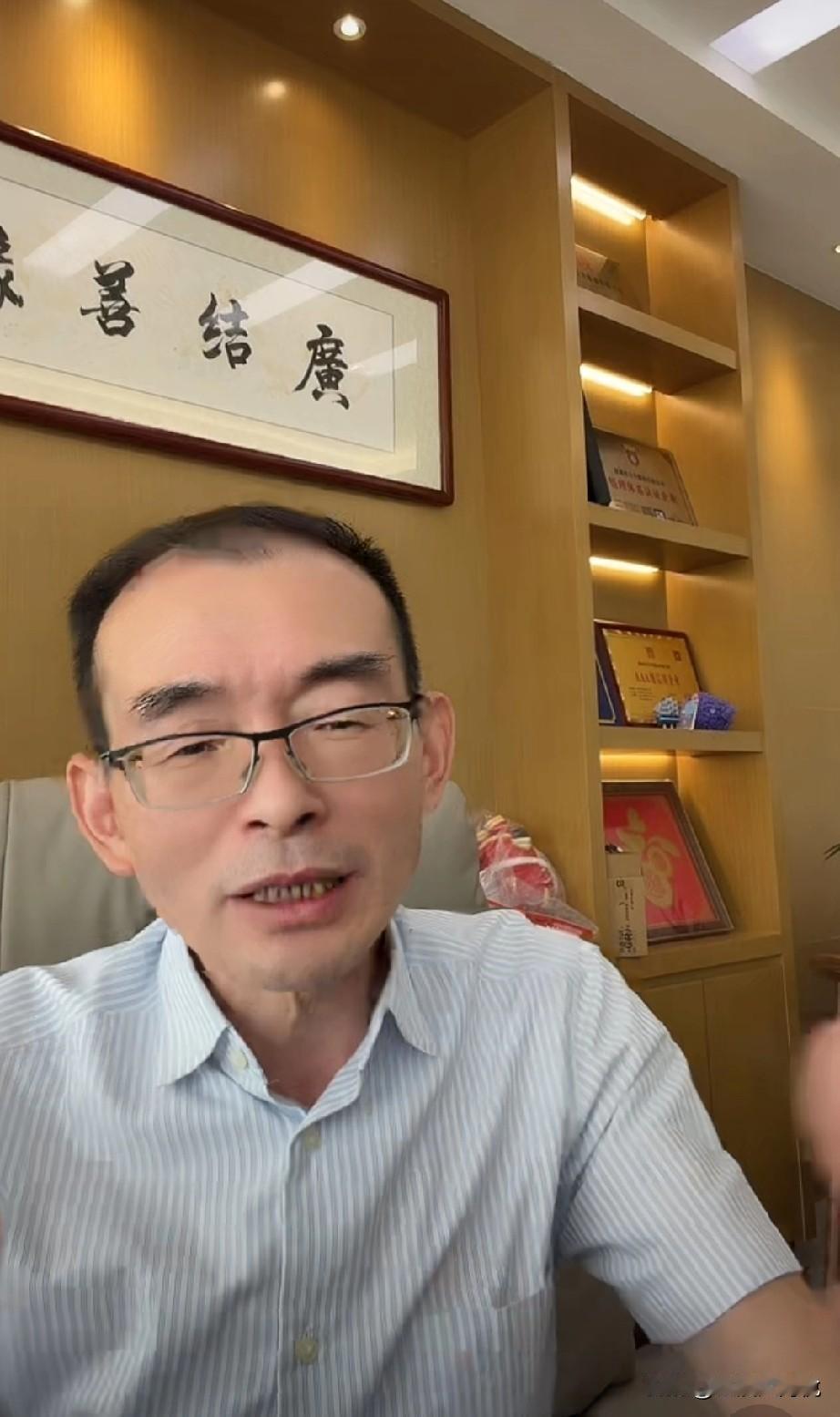 谢岳今天中午突然开播了，

可能是因为昨天很多人见证叶锐聪回家，

而且他的妈妈