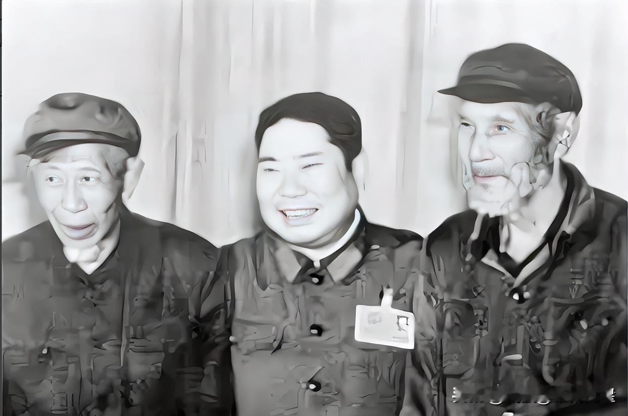 1973年，杨得志下乡看望老战友，却发现老战友没钱医治重病。县委的人还说：“他是