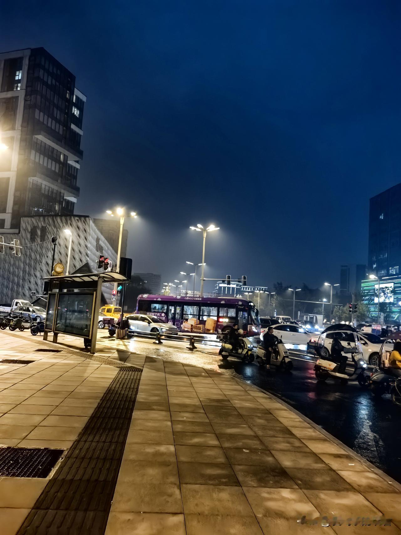 我记得刚来这个城市时，在成都火车北站错过了学校接入学新生的大客车，于是拿着地图坐