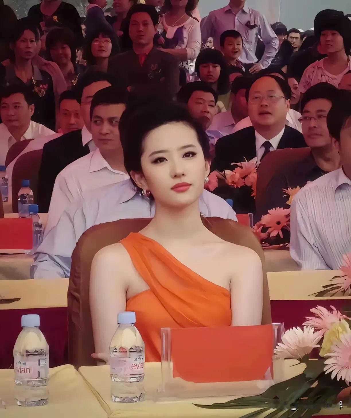 闪闪发光的刘亦菲一坐在那里，她身后的男人们内心的骚动，已经无法用言语说明了[憨笑