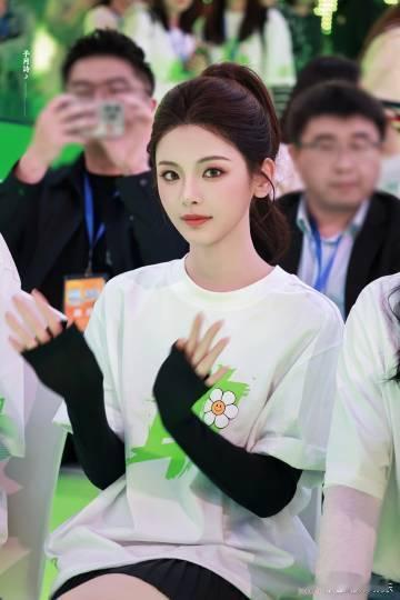 杨超越新片为救蒋龙胳膊全紫了 深耕角色用心打磨演技，杨超越解读护士角色细腻透彻，