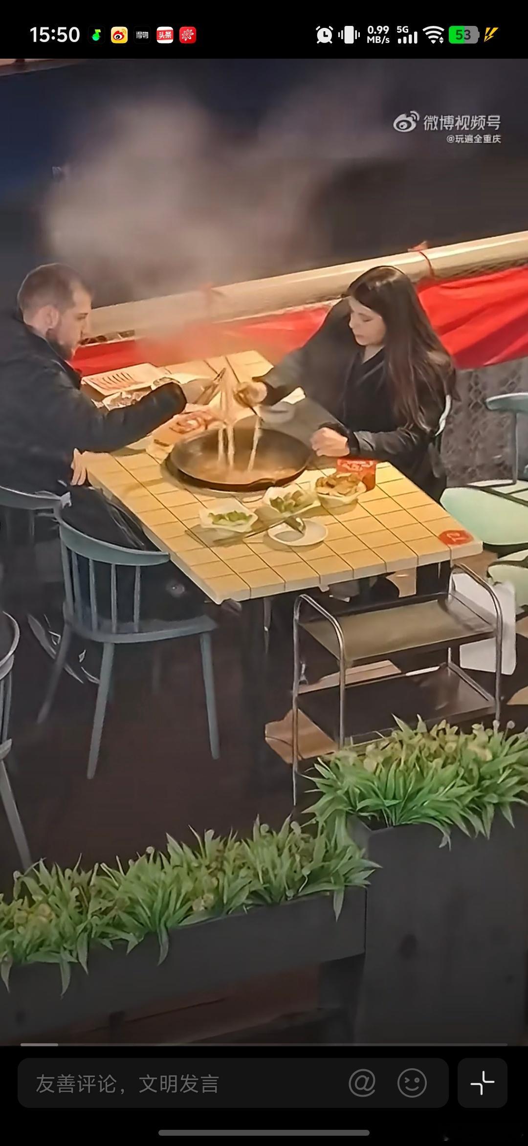 两外国人在重庆用筷子烫火锅之前在外面吃饭，有个朋友跟我说 你看旁边那个外国人好会