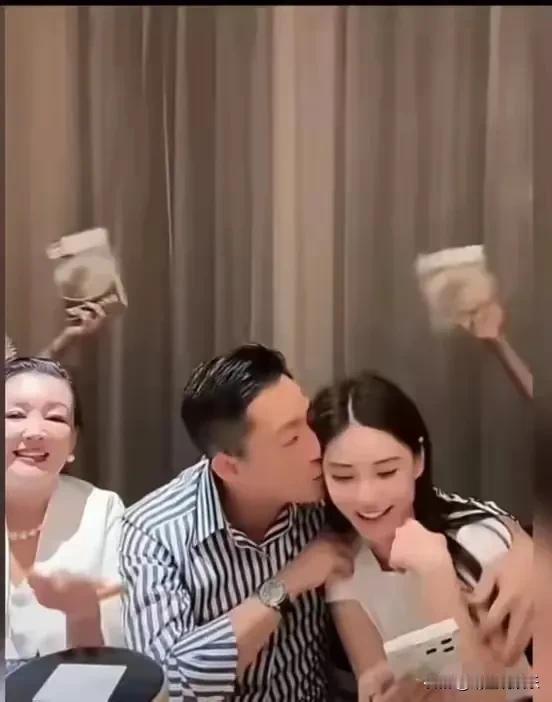 小菲晓梅啊！这是我能看的吗？
昨晚小菲在播播间旁若无人的亲吻晓梅，这波狗粮就非给