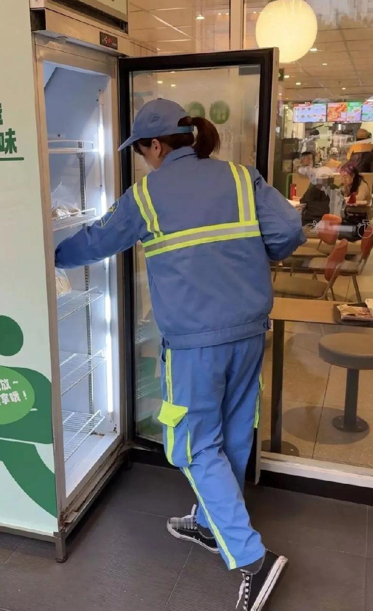 免费自取的新鲜事物
广州越秀区淘金路一家餐厅门外设立了一个食物驿站，免费提供余量