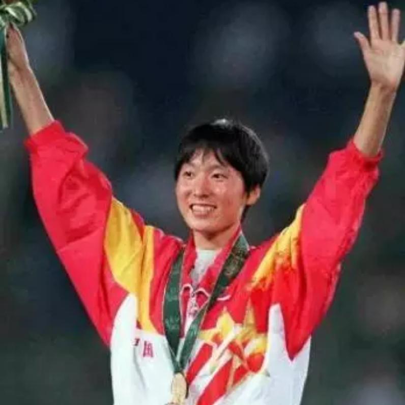 唏嘘！53岁奥运冠军王军霞，三娃三爹移居美国，现状太意外
 
谁能想到，曾经惊艳