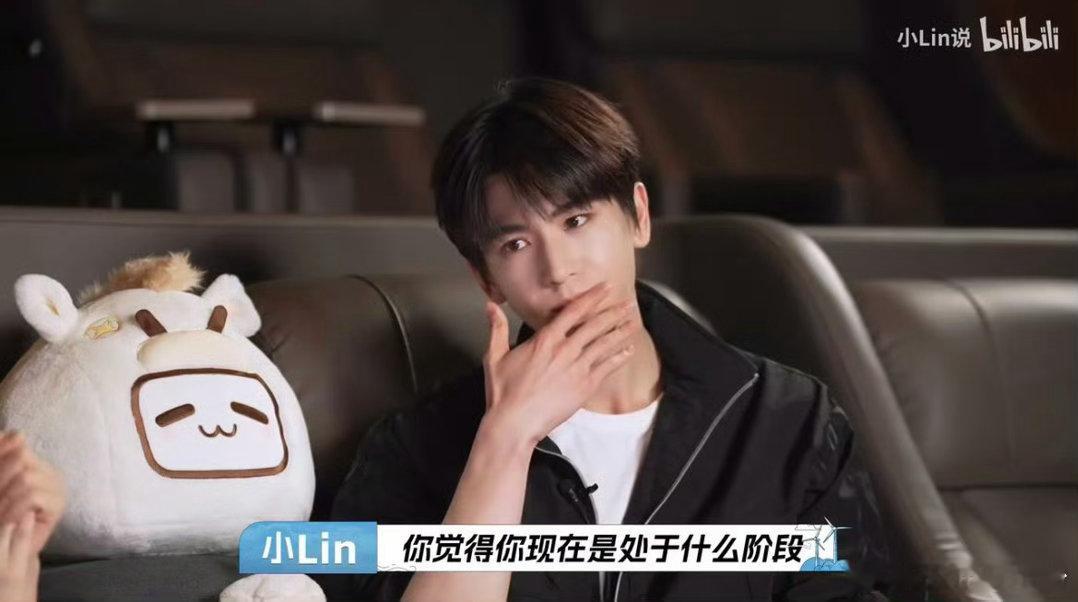 张凌赫形容自己是初创公司张凌赫说自己现在的事业是初学者没有盲目膨胀，始终保持清醒