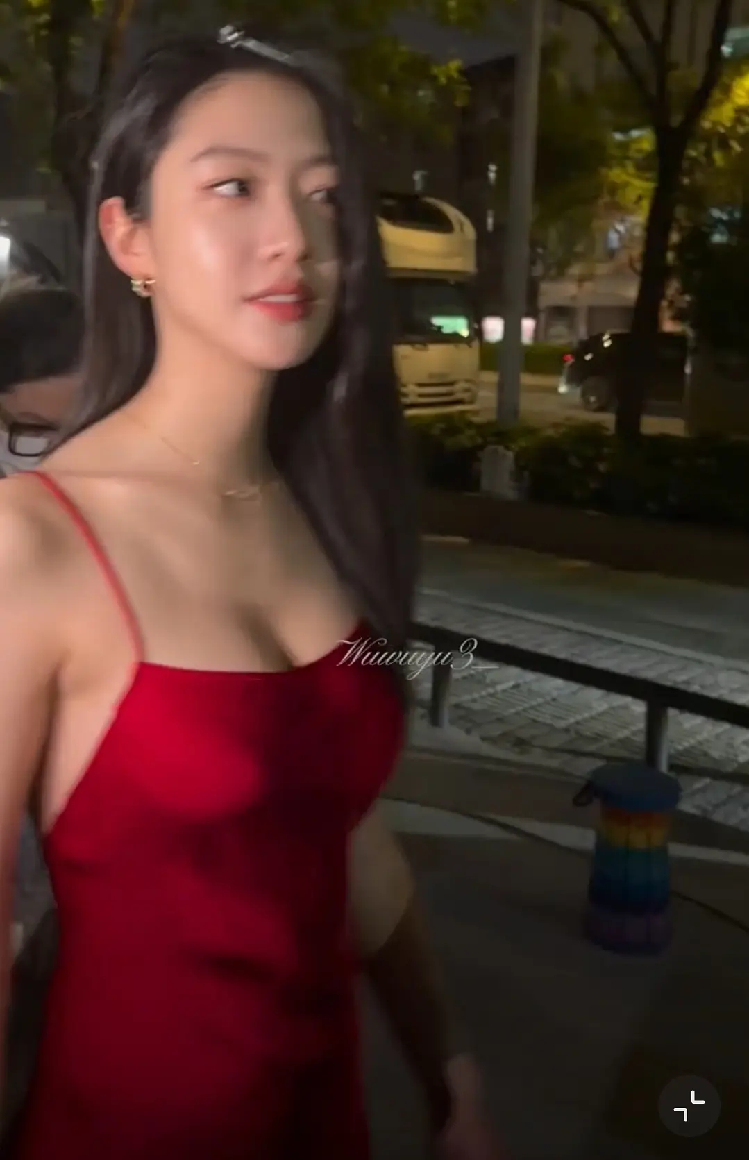向涵之00后也开始走性感成熟路线了吗？ 