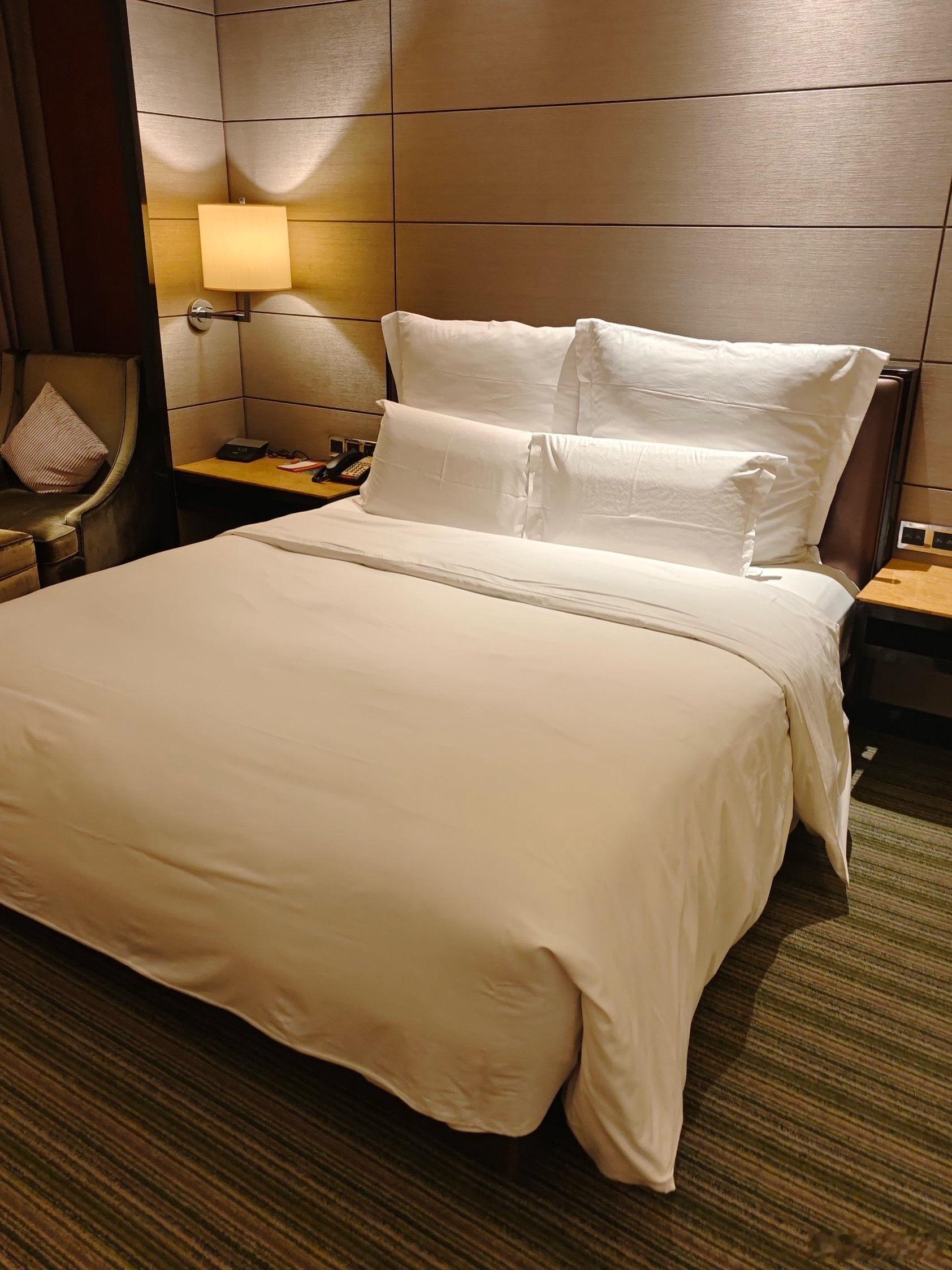 酒店的床上为什么要放四个枕头 酒店床上放四个（或多个）枕头，实则是精心设计的“睡