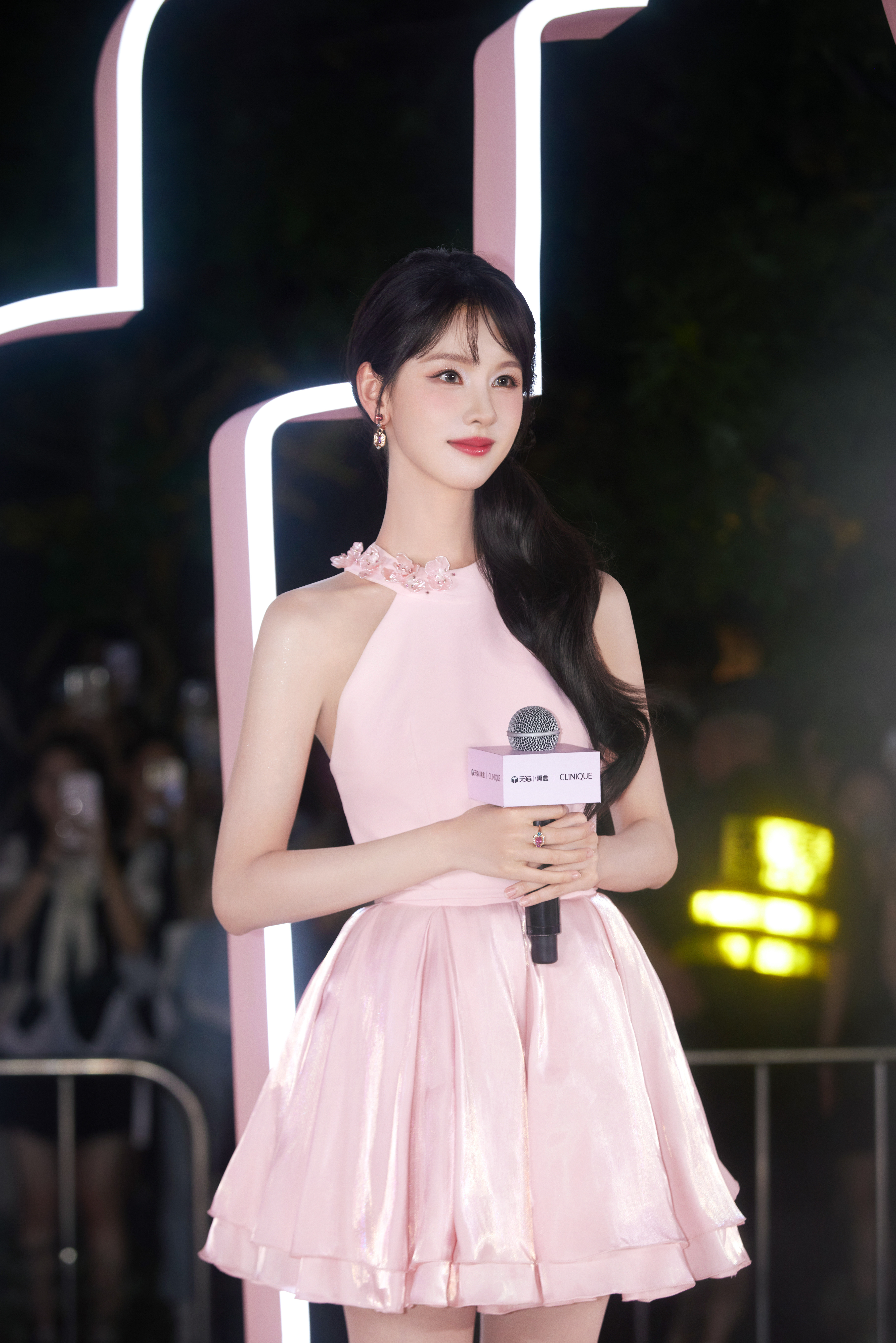 陈都灵倩碧活动出图，今天是水蜜桃小兔🎀陈都灵 ​​​