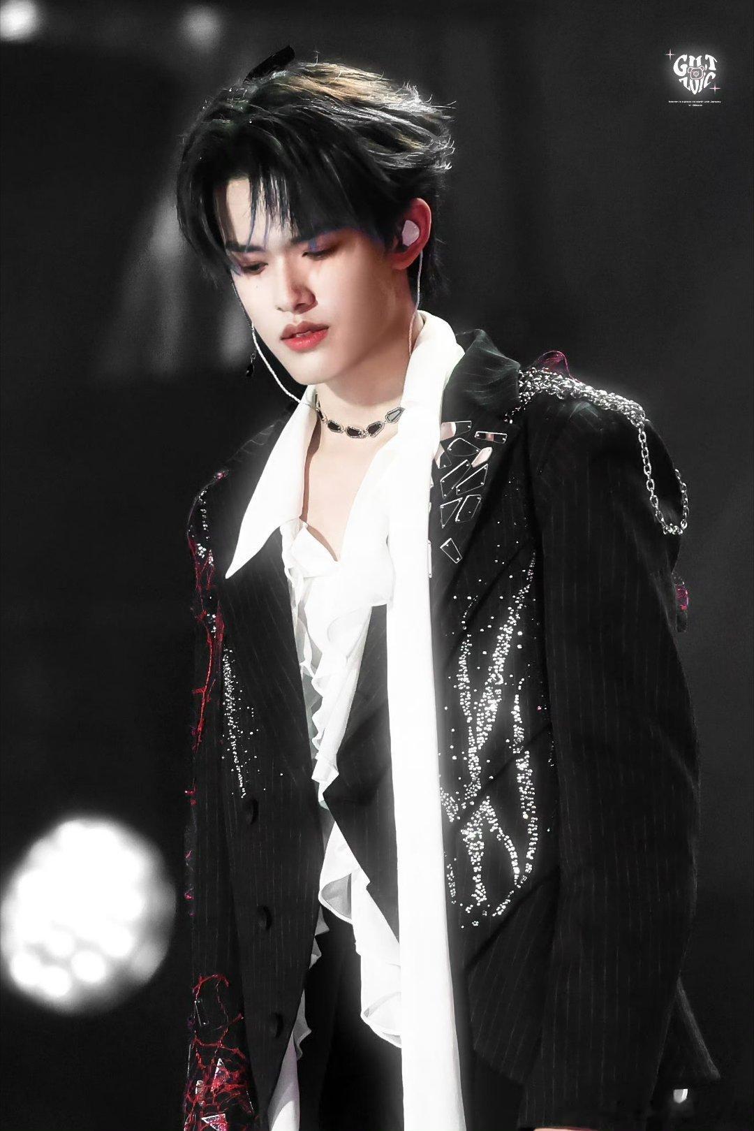 张极野心家舞台张极野心家舞台封神！前一秒冷刃荆棘，下一秒蹦跳比心飞吻，谁懂这种反