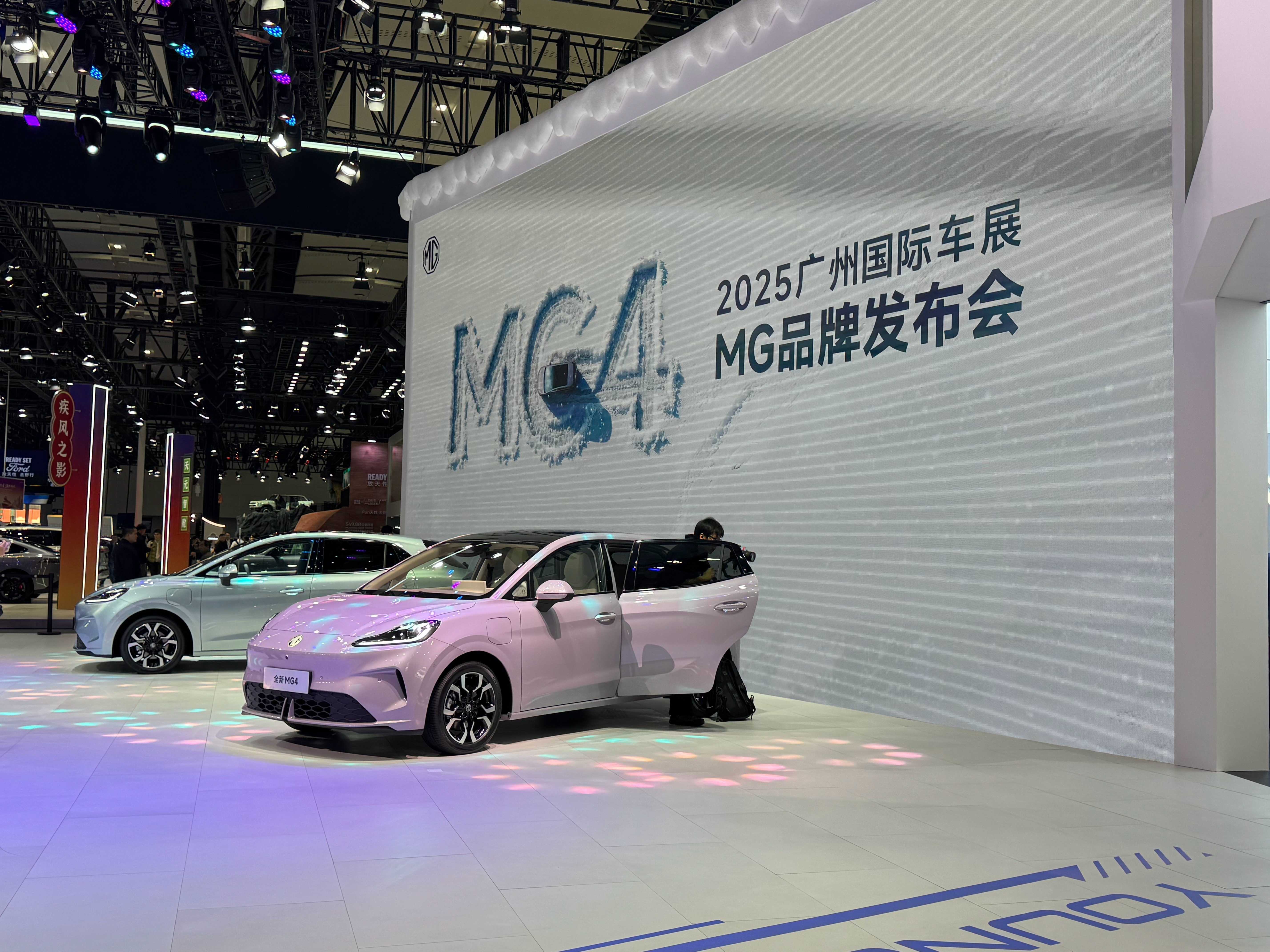 杰哥带你逛车展——MG展台！真是科技与潮流的双重暴击！C位就是全球首款量产半固态