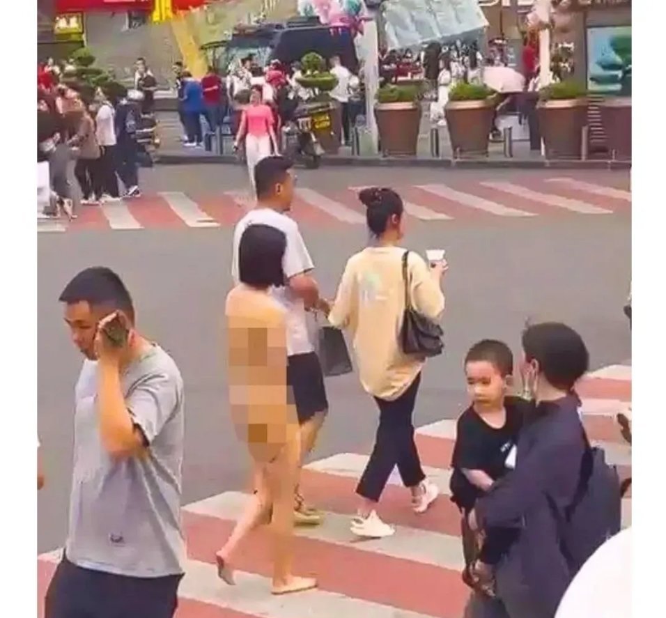 现在脱光衣服气男朋友成了流行了！前几天看的一个女孩为了气男朋友，在商场脱了自己衣
