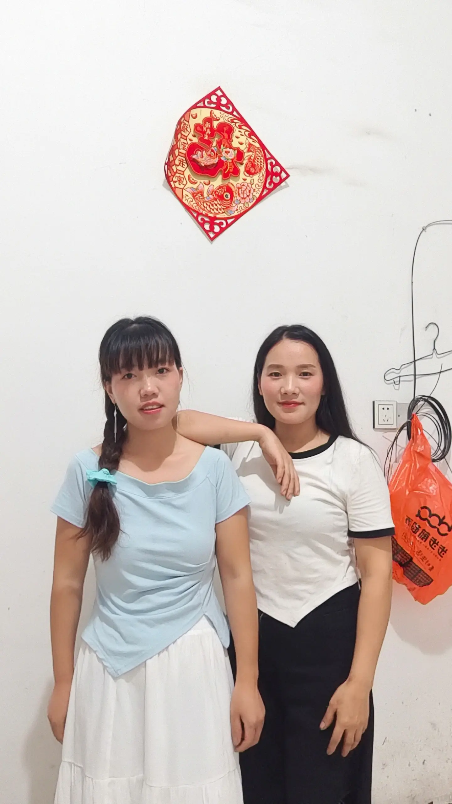 姐妹们遇见你们是缘分，来到了这边都没有亲戚朋友，遇见你们也是很高兴的