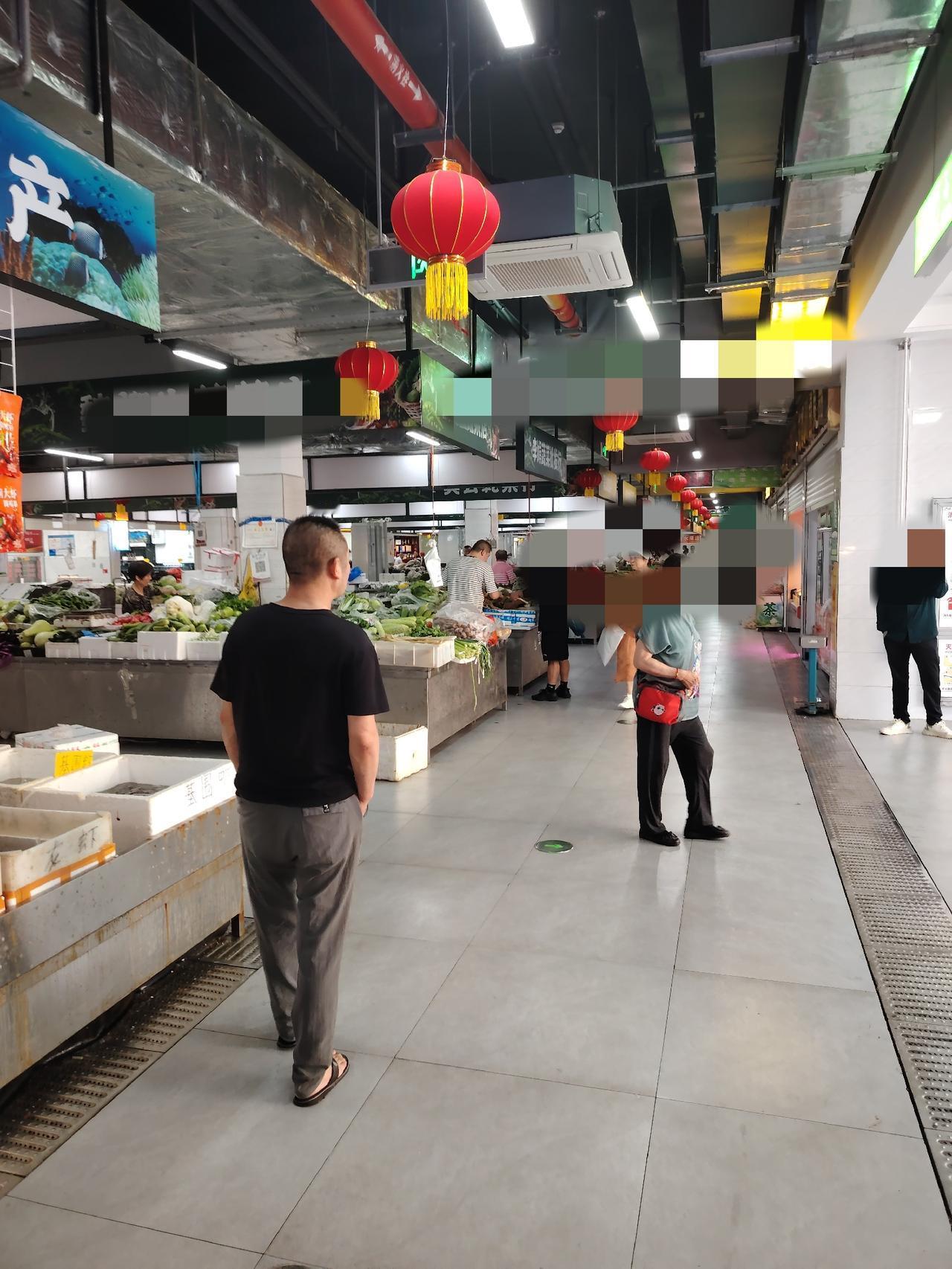 每天上午九点左右，通常是市民购物的高峰时段，可这个农贸市场却无此“运气”。别的农