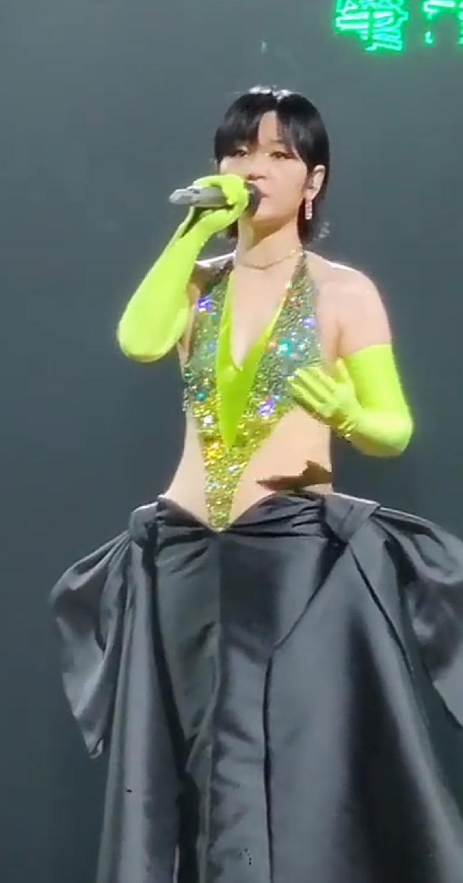 周笔畅也玩起了性感风，这裙子设计的感觉都穿不住，好担心掉下来。