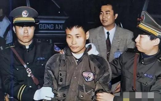 1995年，广东一高干子弟杀死银行运钞员，劫走1500万现金，此后他隐姓埋名21