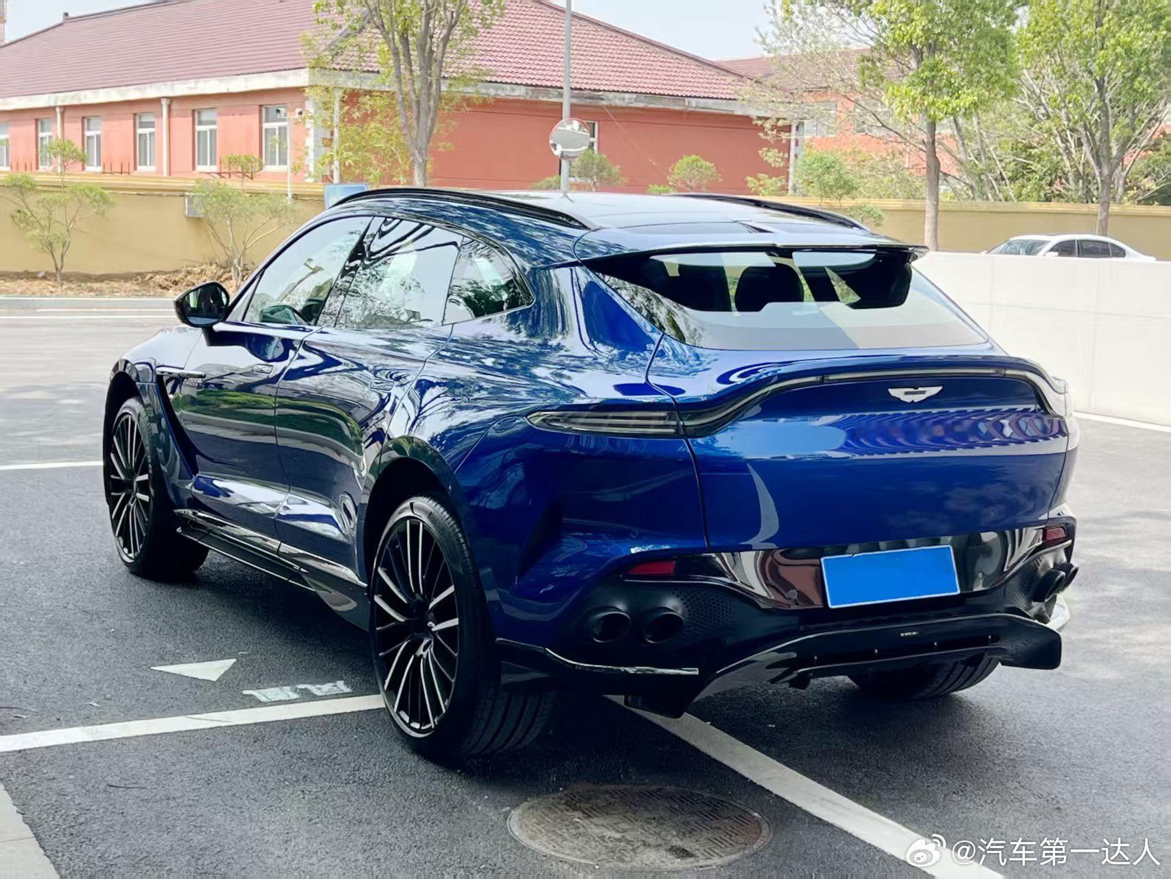 人生不必将就，座驾自有锋芒，它既能陪你从容入世，也能带你肆意驰骋。好车静待懂它的