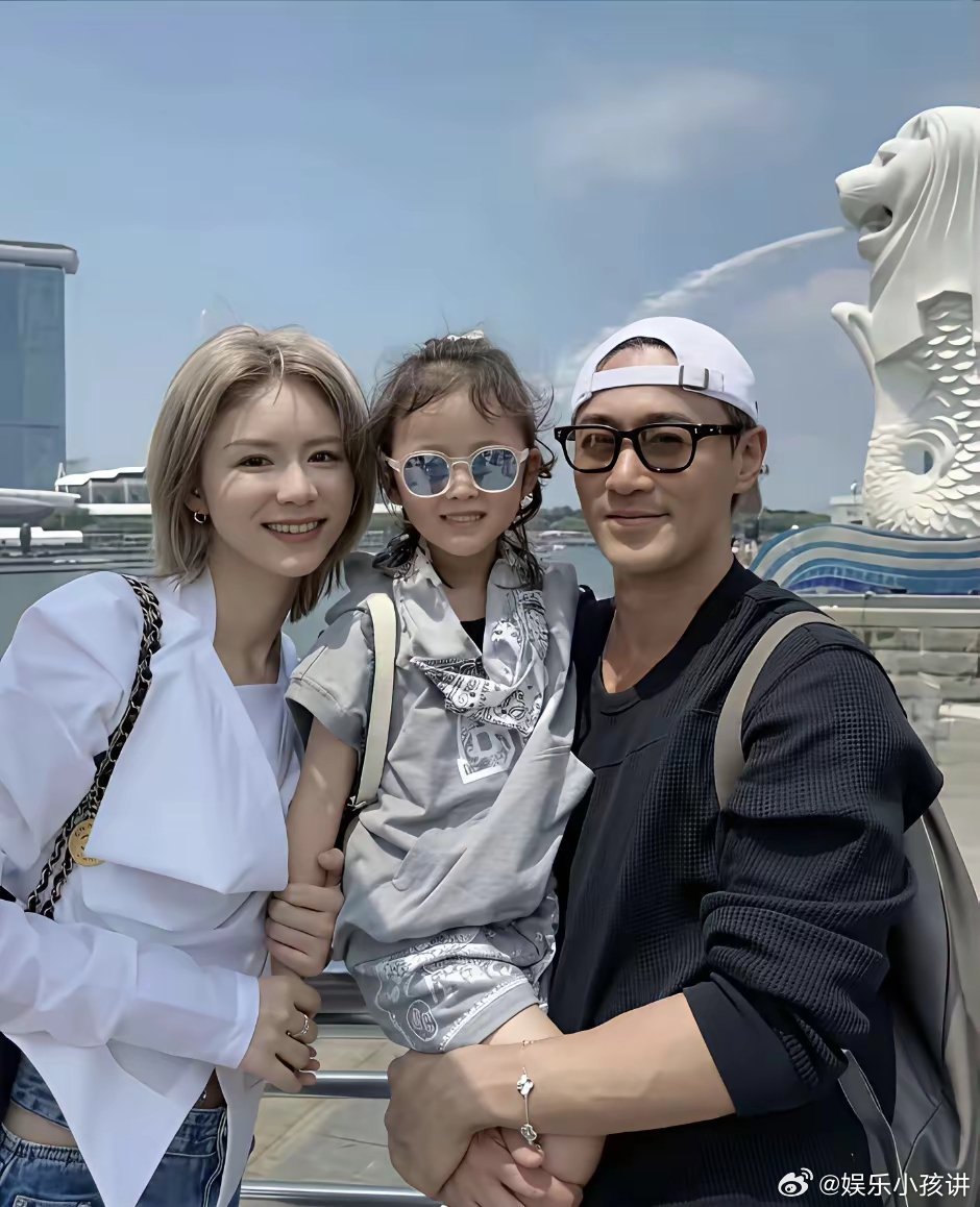 林峯女儿长得也太好看了吧，7月13日，张馨月晒出女儿林晨曦与林峯的最新合影，父女