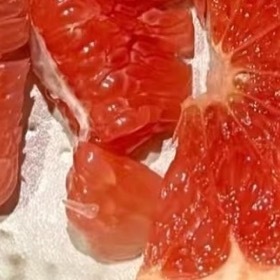 西柚的种植方法一、选址西柚喜欢阳光充足、温暖湿润的气候环境，一般在海拔 900 