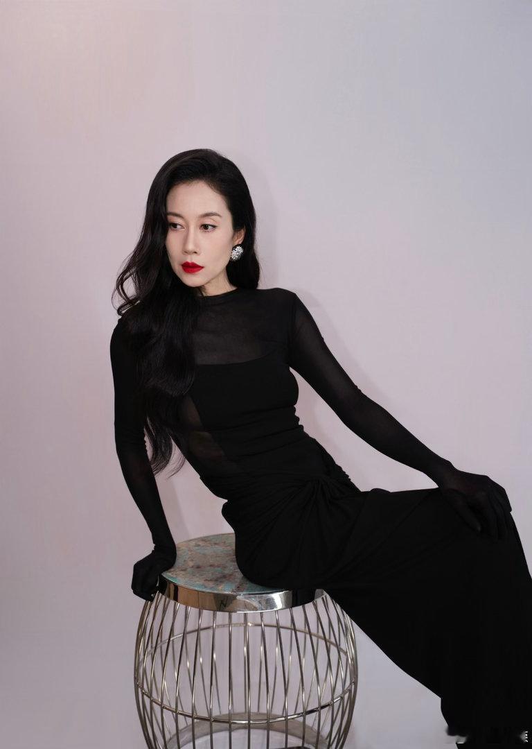 温峥嵘听劝回去拍戏了温峥嵘行程紧凑却始终状态在线，拍戏、综艺、唱跳都认真对待，敬