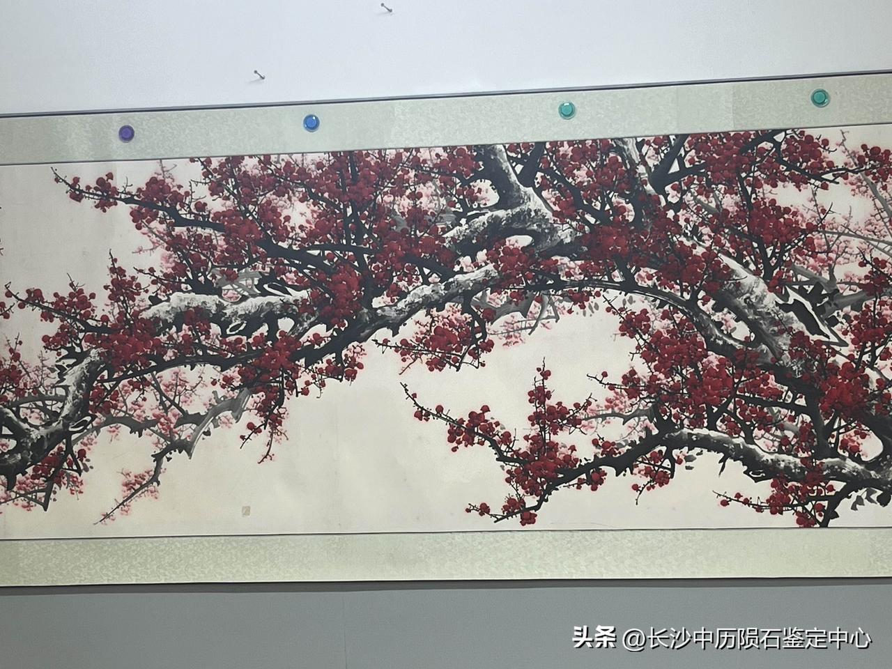 一、伪专家常用套路

1. 头衔狂造假
挂靠各种山寨收藏协会、杂牌研究院，自封首
