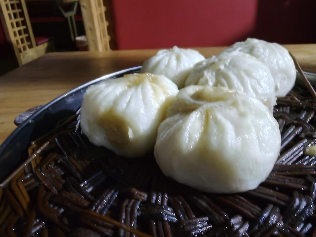 昨晚吃了涮羊肉火锅，尽管吃得很饱，可经过一夜工作，马上就要下班了，在给电车充电时