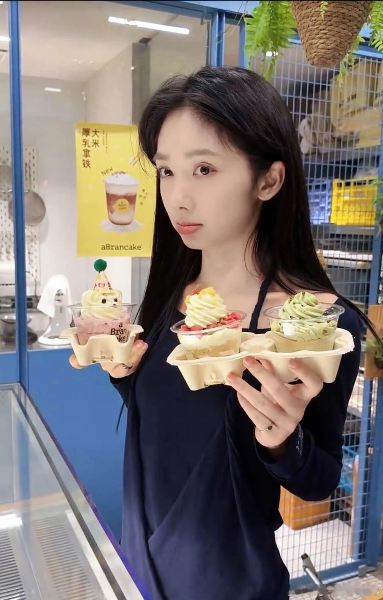 王影璐素颜逛街差点被认出来吃饭还能把叉子弄折，这种小概率的意外发生在她身上，看着