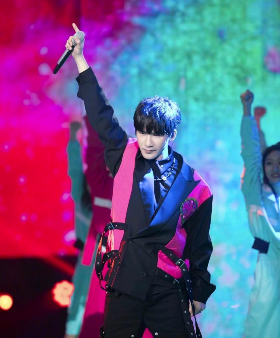 #大张伟热辣滚烫首唱#  太激动了[太开心][太开心]内娱没了他，无聊程度上升9