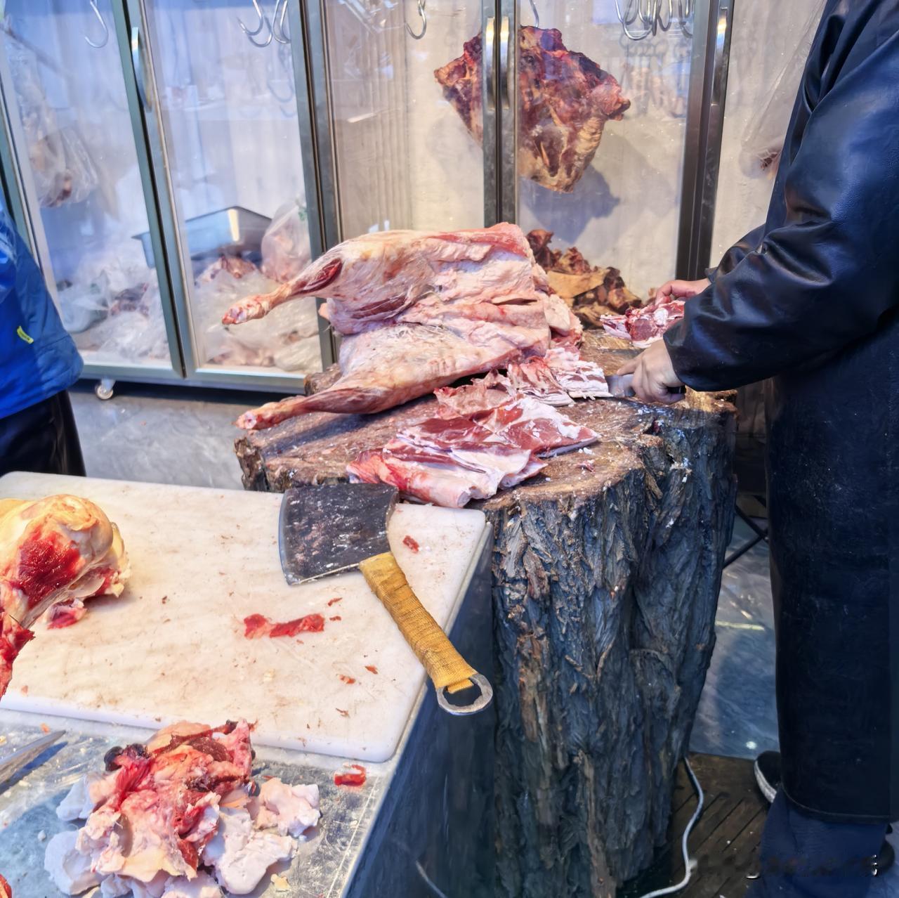昨日在西宁城北紫恒帝景小区附近散步，偶然看见原来那家“乡间姐妹”饭馆已换成一家牛