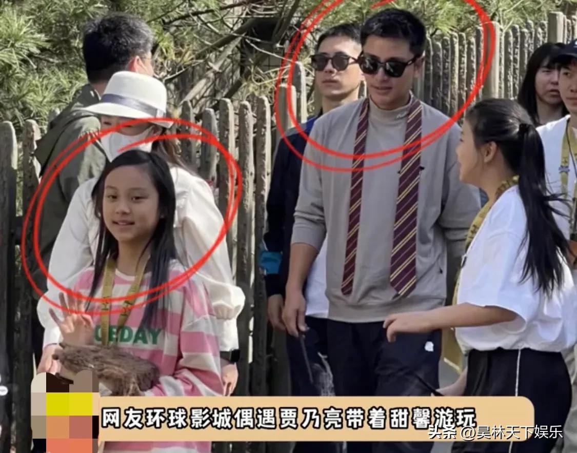 网友环球影城偶遇贾乃亮带着甜馨游玩，爸爸妈妈不在一起了，两人轮流带娃互不干涉，真